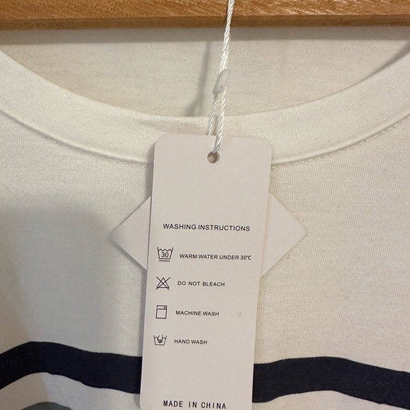 LEANI Modern white /Colored Stripes short sleeve top Women’s Medium NWT - Picture 5 of 6
